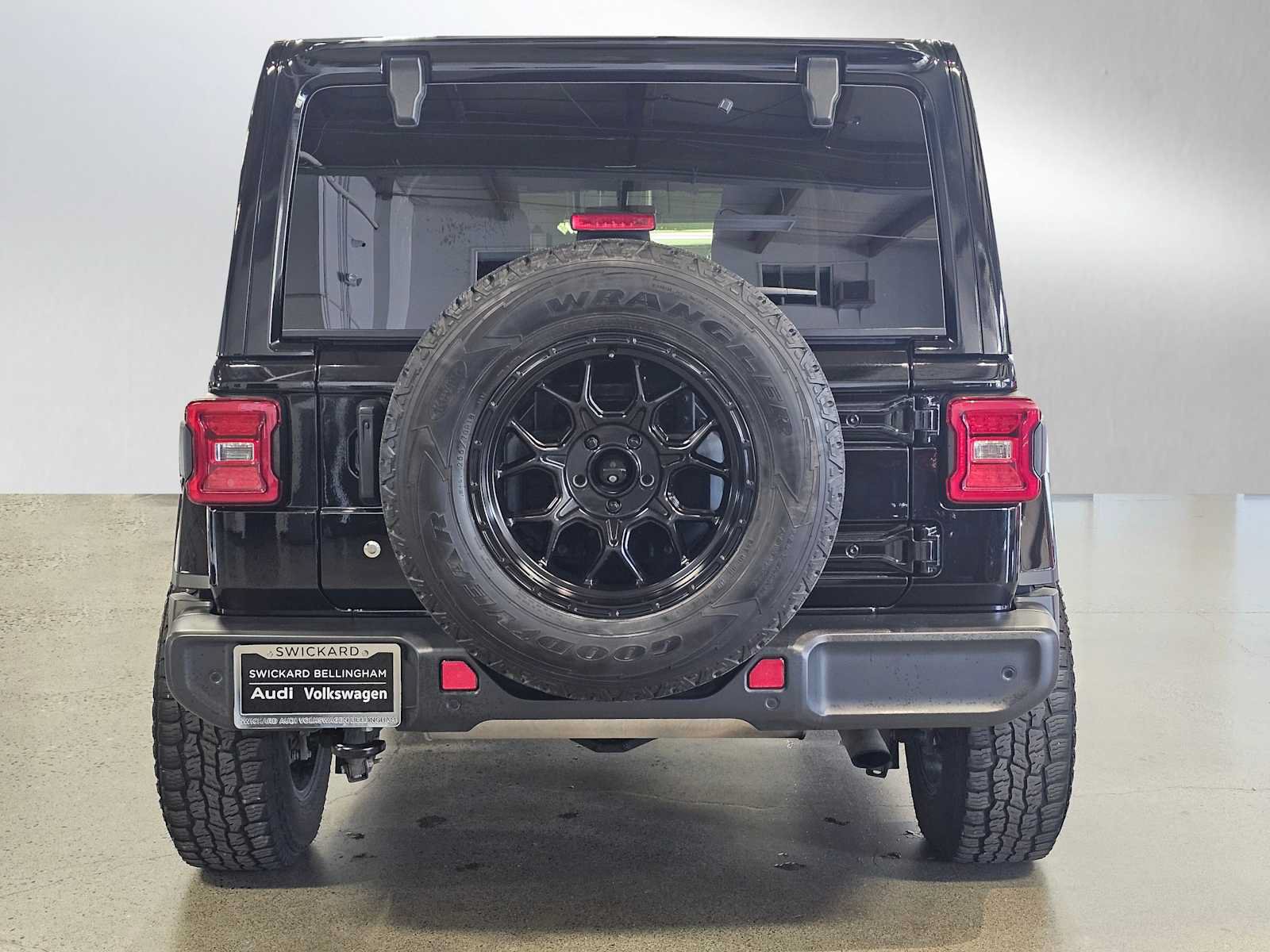 Used 2018 Jeep Wrangler Unlimited Sahara AWD/4WD image 4