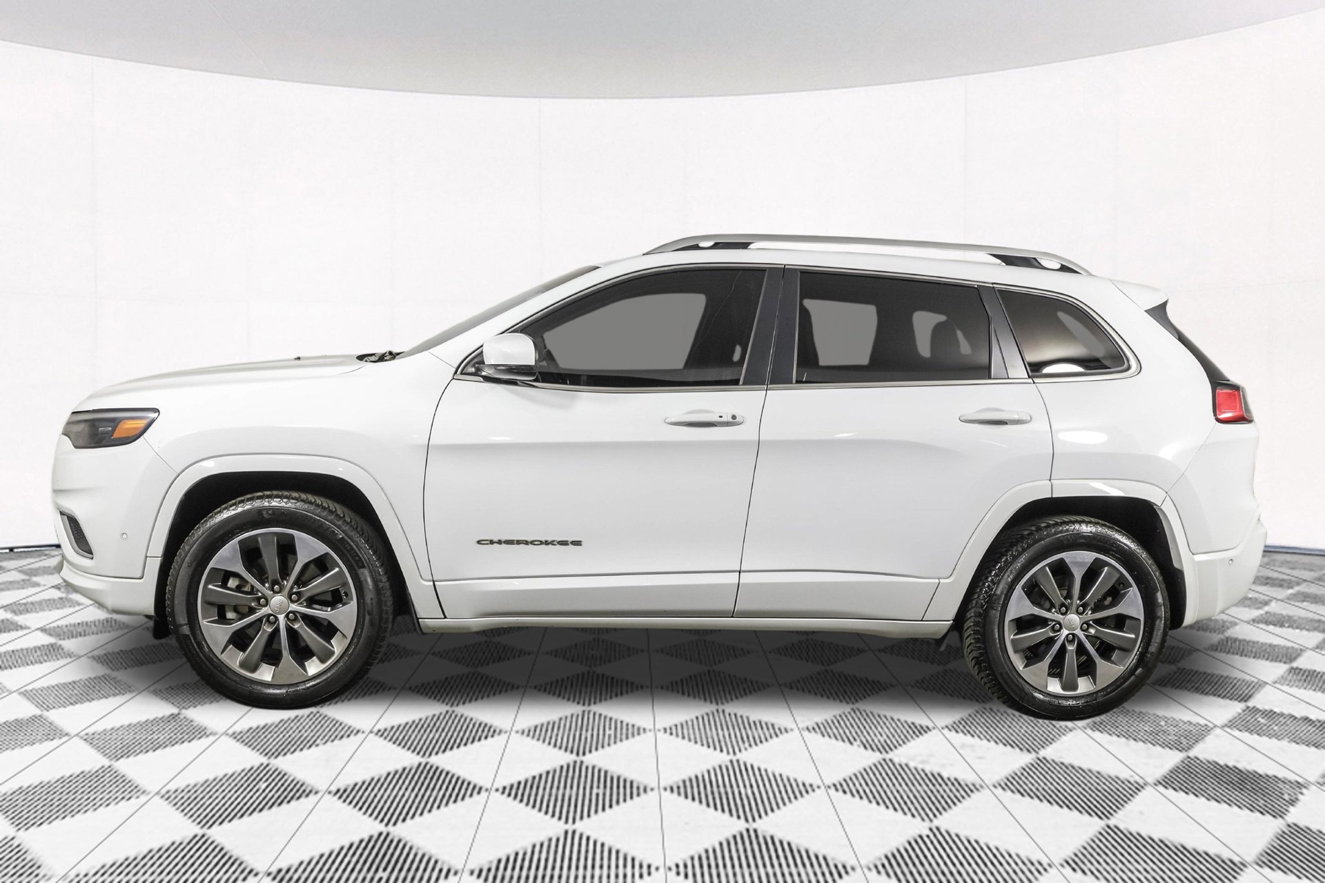 Used 2019 Jeep Cherokee Overland w/ Technology Group AWD/4WD image 19