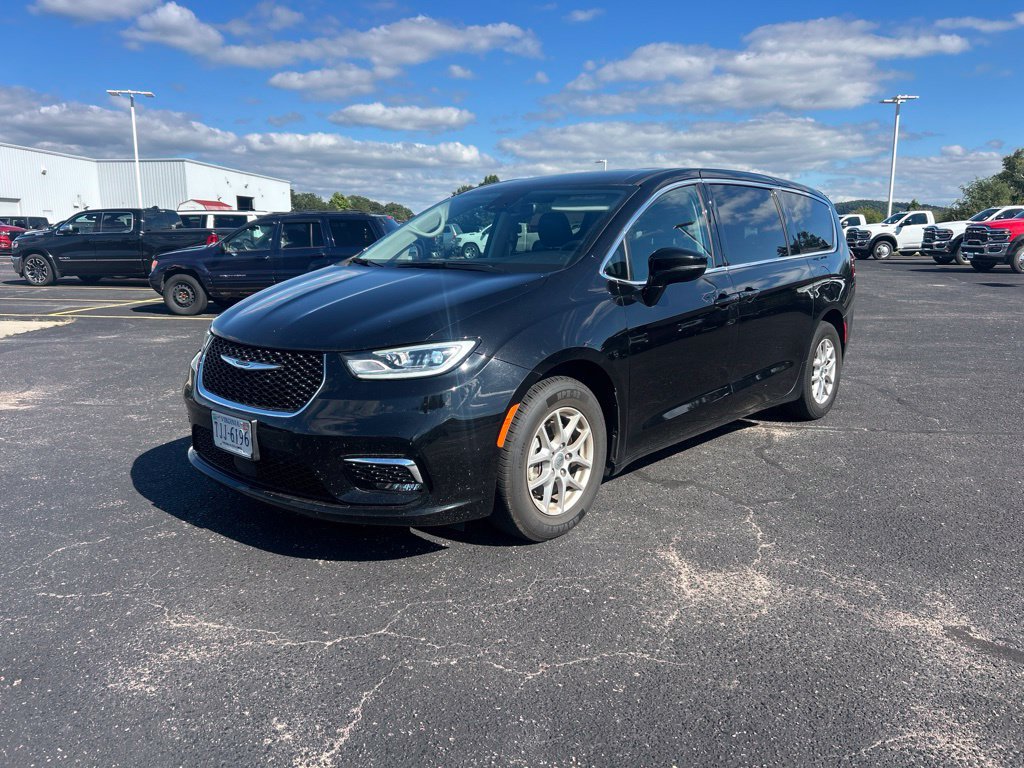 Used 2024 Chrysler Pacifica Touring-L FWD image 5