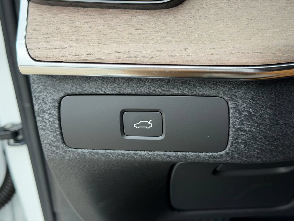 New 2026 Volvo XC90 B6 Plus w/ Protection Package Premier AWD/4WD image 31