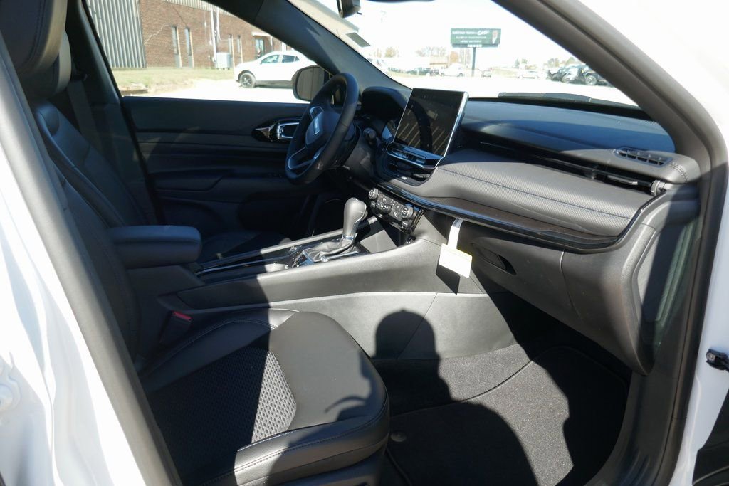 New 2026 Jeep Compass Latitude image 12