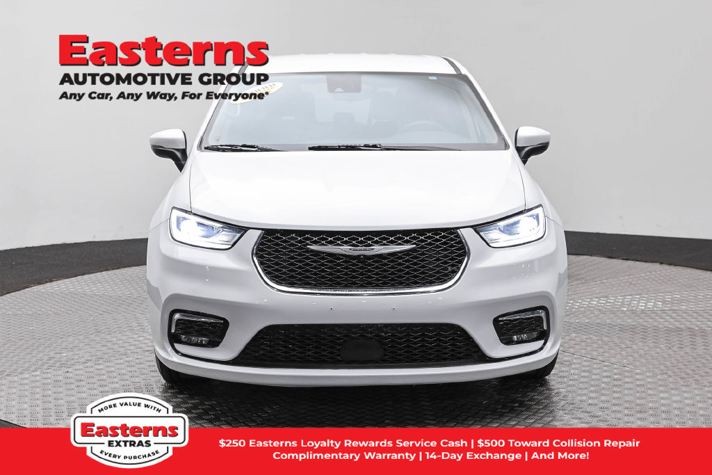 Used 2023 Chrysler Pacifica Touring-L FWD image 3