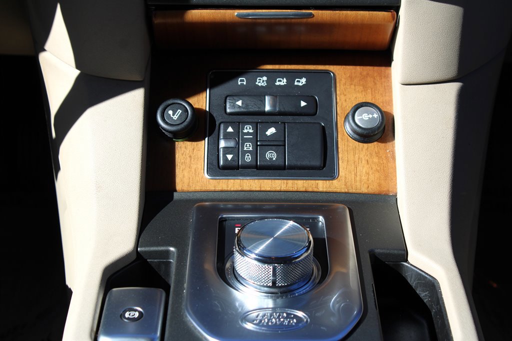 Used 2016 Land Rover LR4 HSE image 32