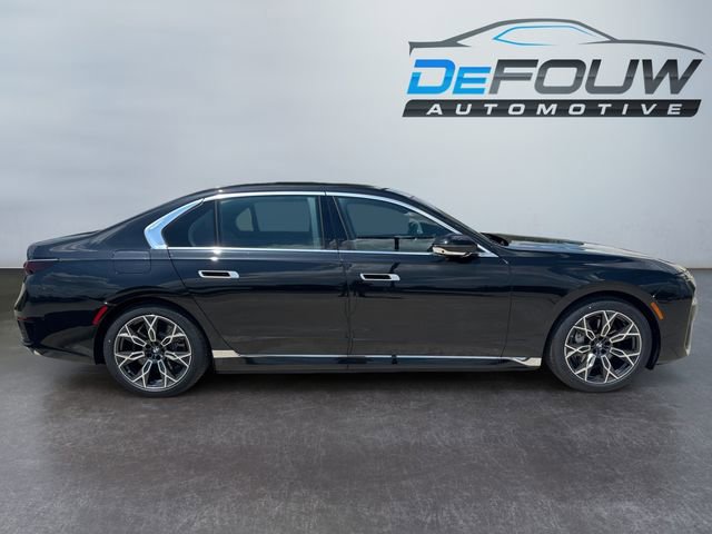 Used 2025 BMW i7 xDrive60 w/ Premium Package image 13