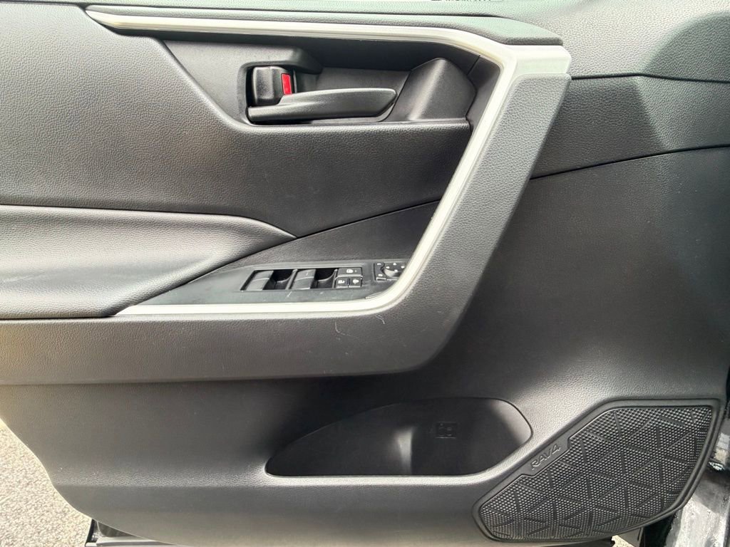Used 2021 Toyota RAV4 LE image 28