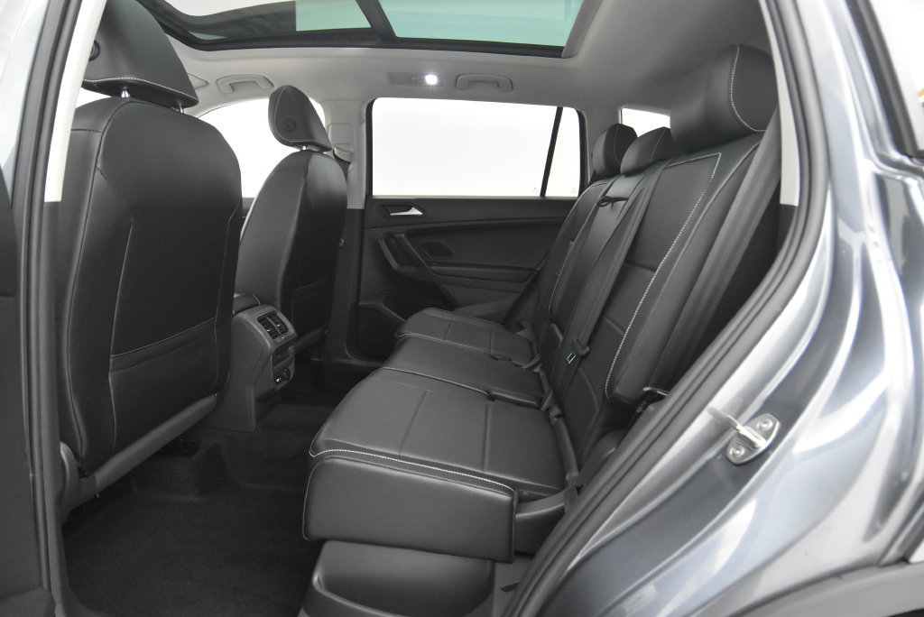 Used 2021 Volkswagen Tiguan SE w/ Panoramic Sunroof Package AWD/4WD image 21