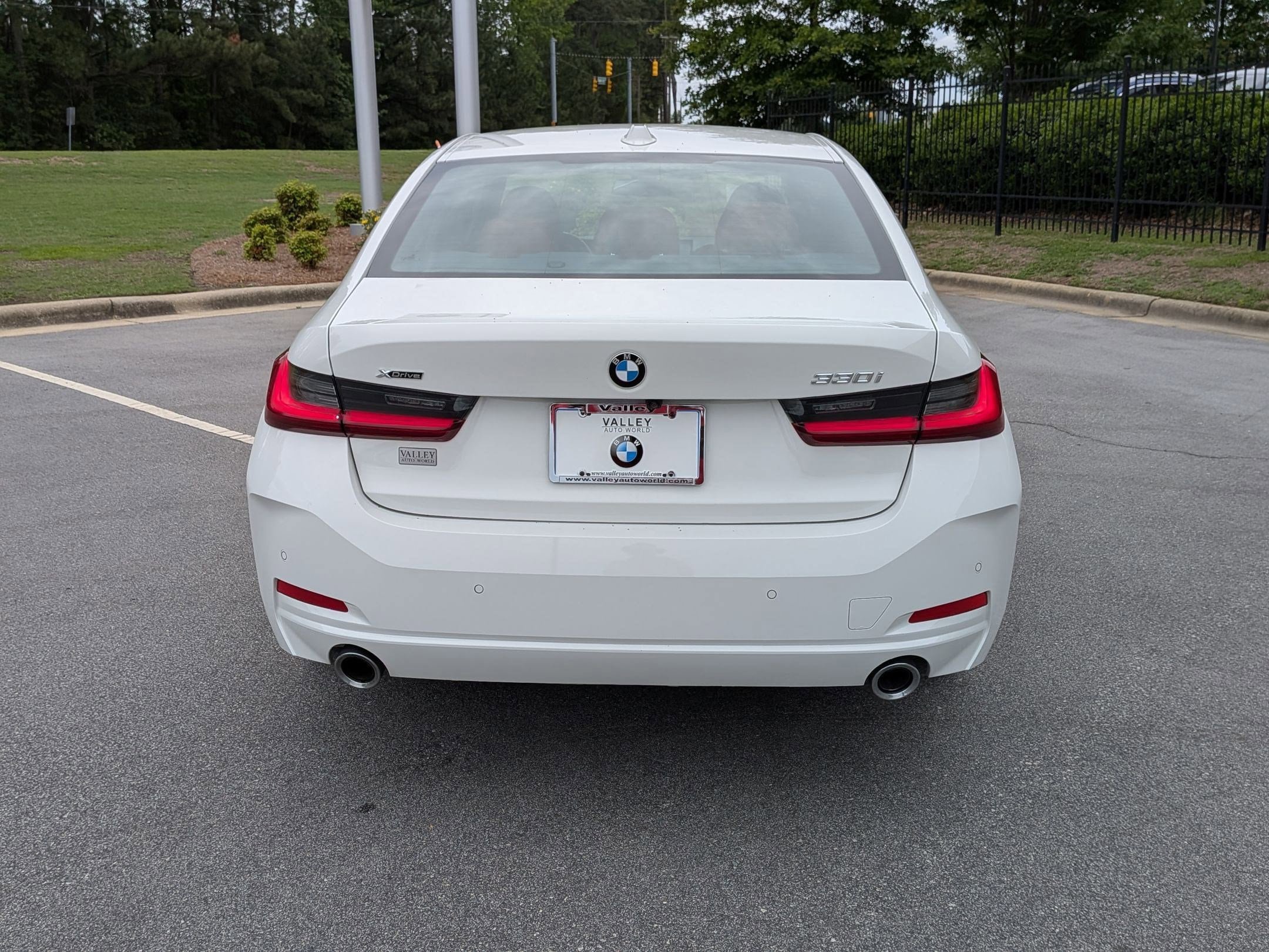 Used 2025 BMW 330i xDrive Sedan w/ Convenience Package AWD/4WD image 4