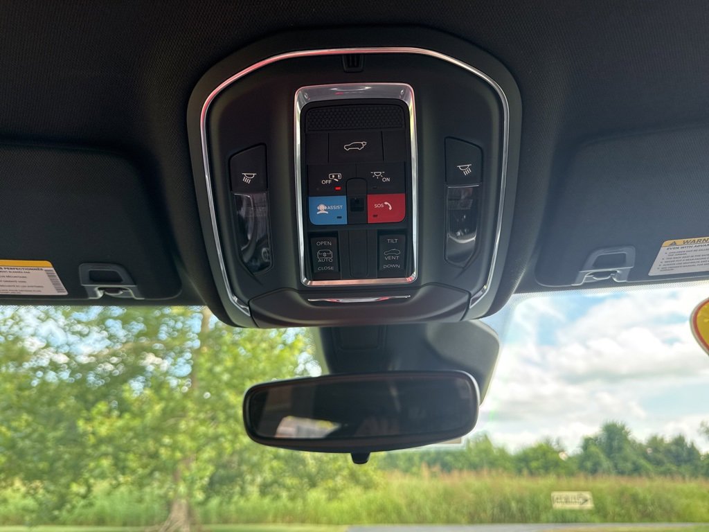 Used 2024 Jeep Grand Cherokee Altitude image 23