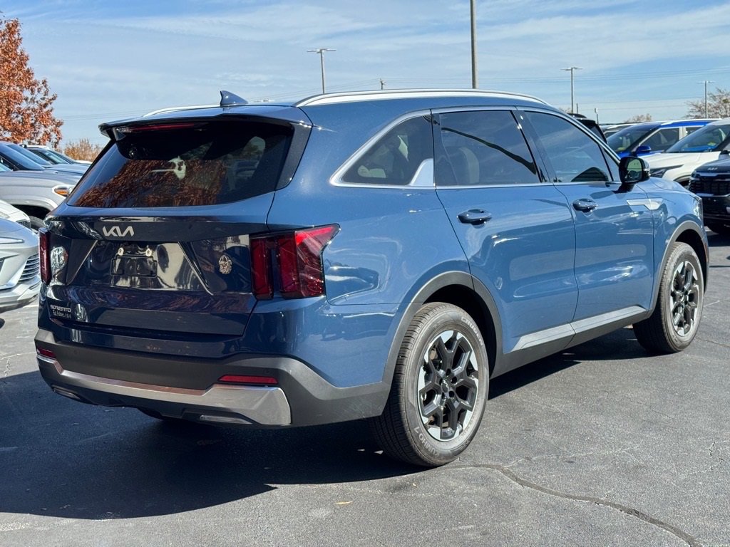 Used 2025 Kia Sorento S w/ Panoramic Sunroof Package image 3