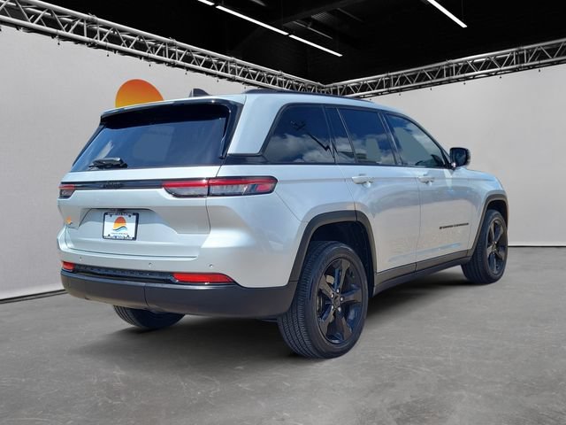 Used 2023 Jeep Grand Cherokee Altitude RWD image 5