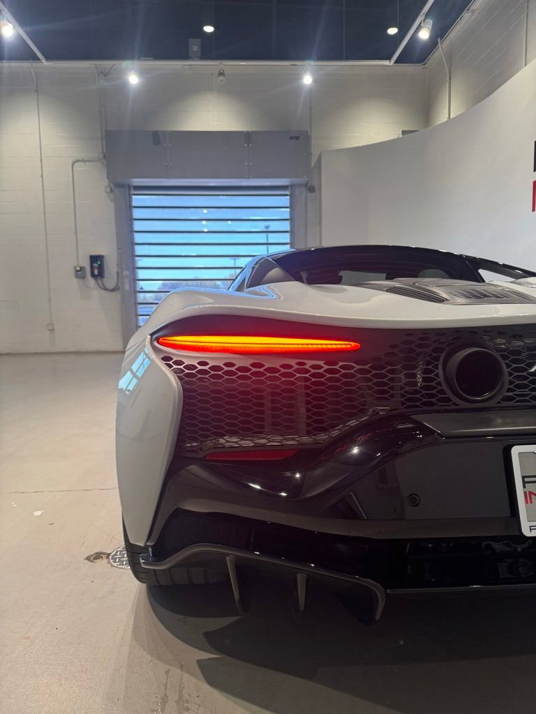 Used 2023 McLaren Artura RWD image 6