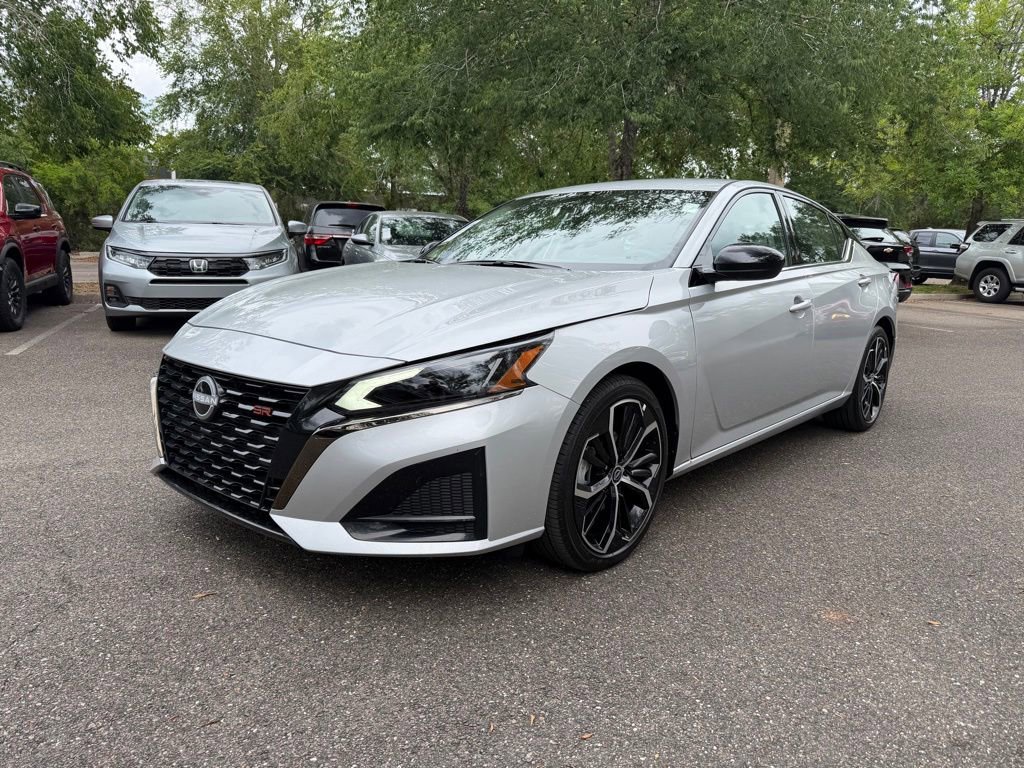 Used 2025 Nissan Altima 2.5 SR FWD image 3
