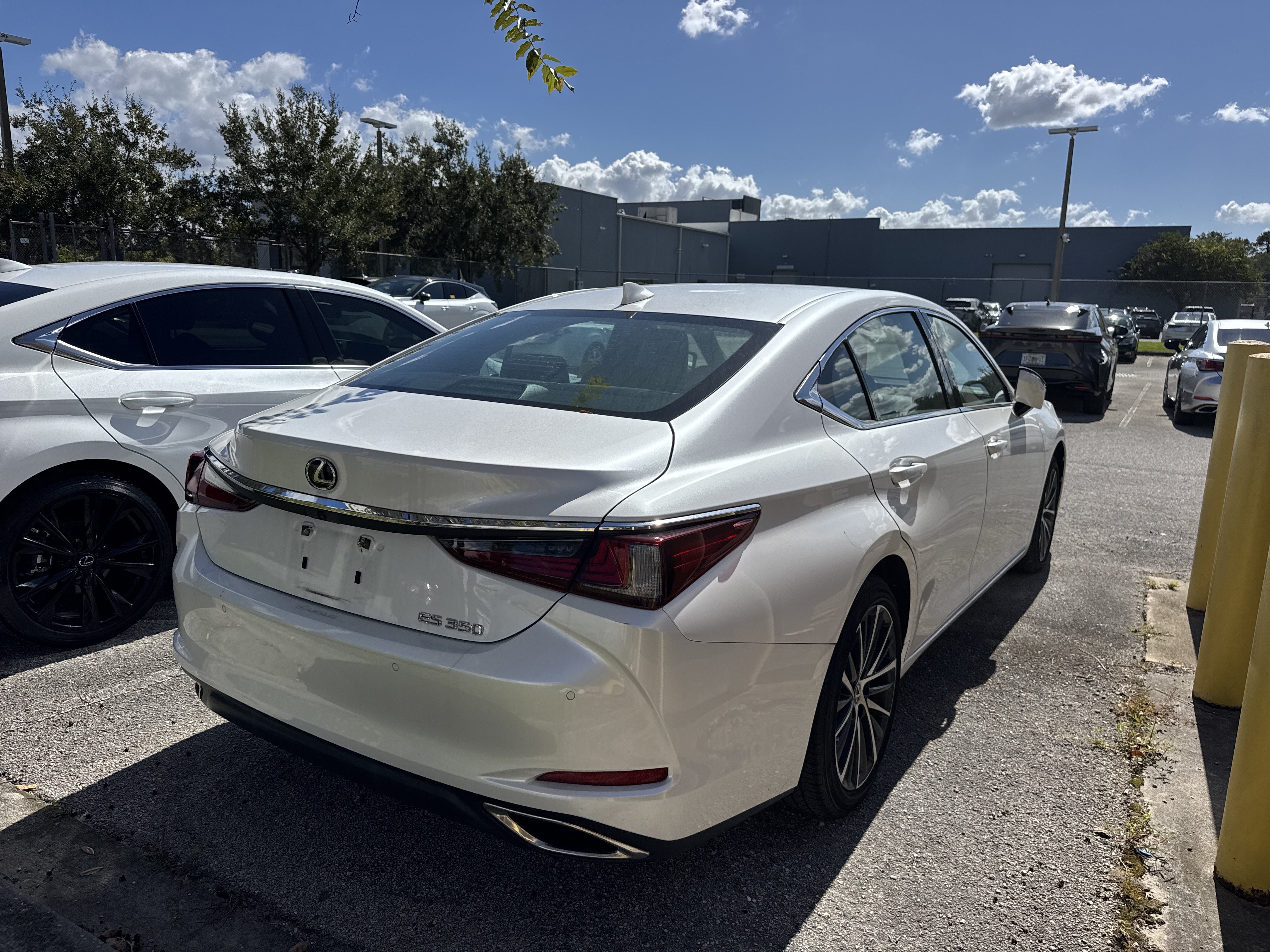 Used 2024 Lexus ES 350 w/ Premium Package FWD image 2