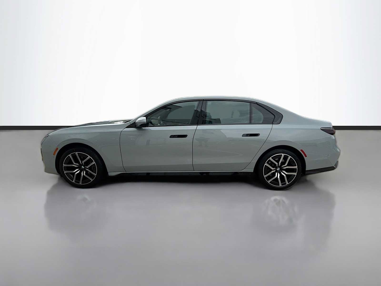 Used 2026 BMW 760i xDrive AWD/4WD image 5