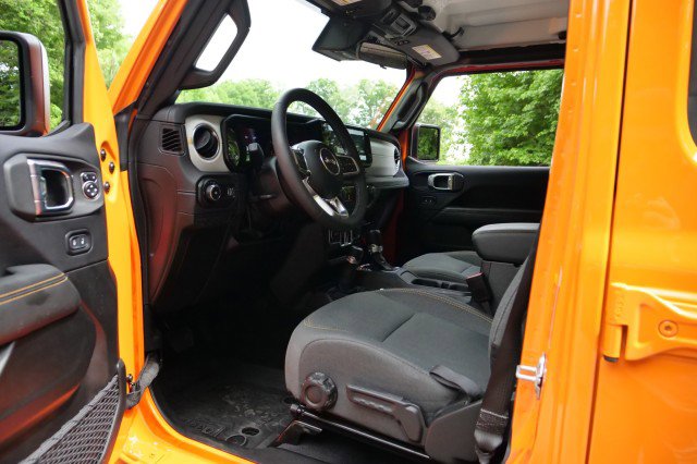 Used 2025 Jeep Wrangler Unlimited Sahara AWD/4WD image 18