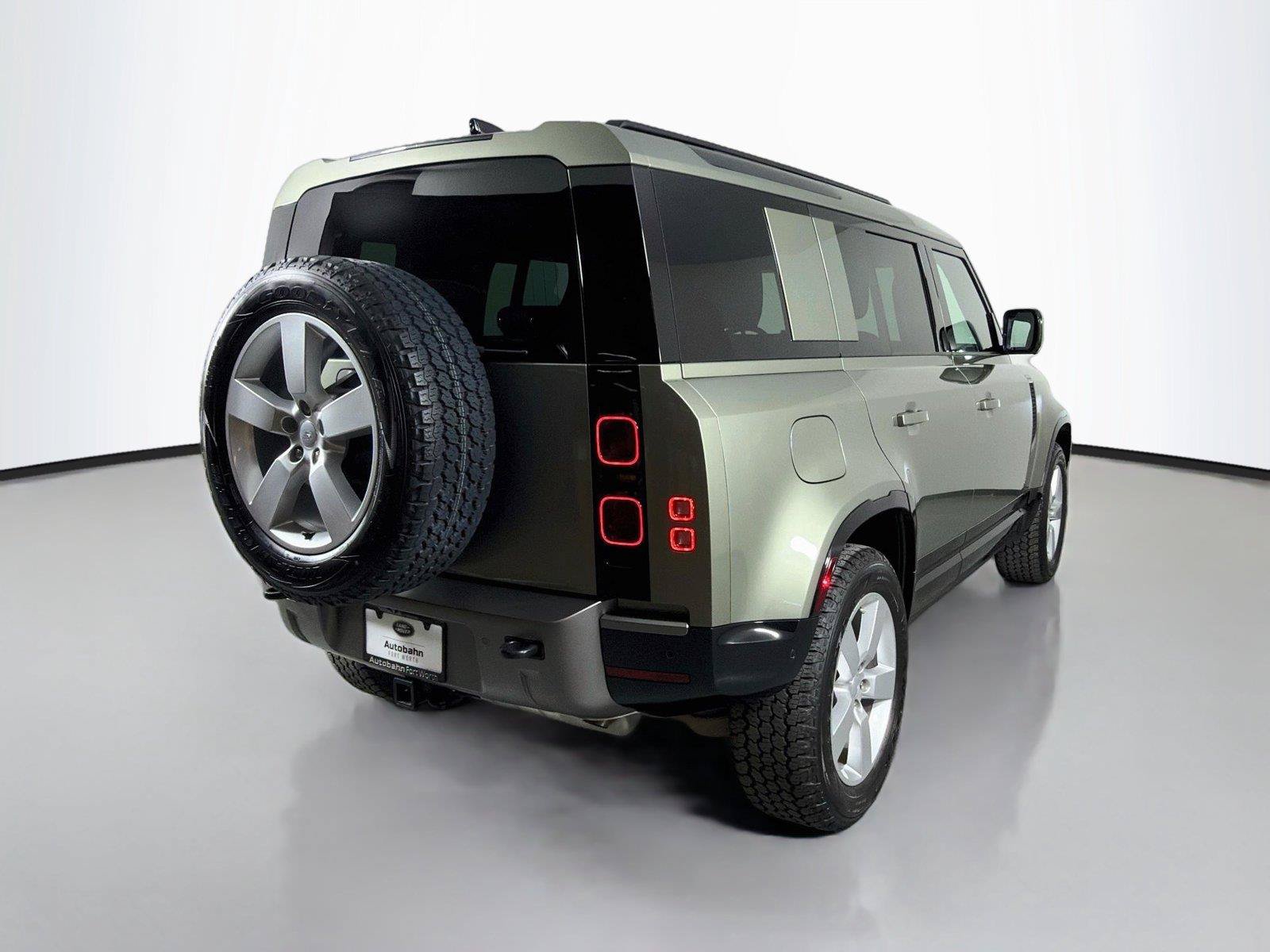 Certified 2025 Land Rover Defender 110 X-Dynamic SE AWD/4WD image 5