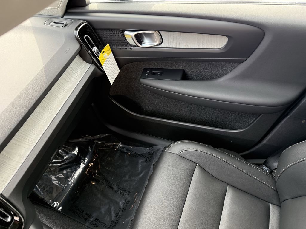 New 2025 Volvo XC40 B5 Core w/ Protection Package Premier image 23
