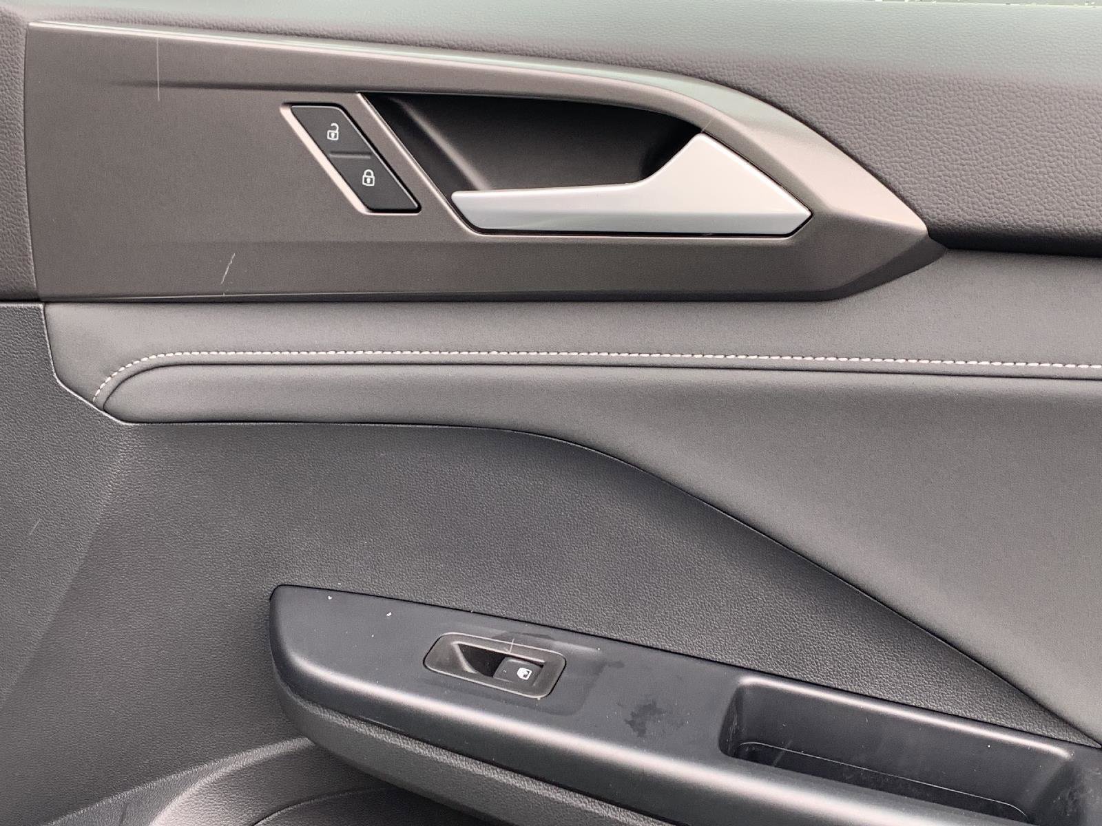 Used 2025 Volkswagen Taos SE w/ Taos Adventure Package (SXB) image 24