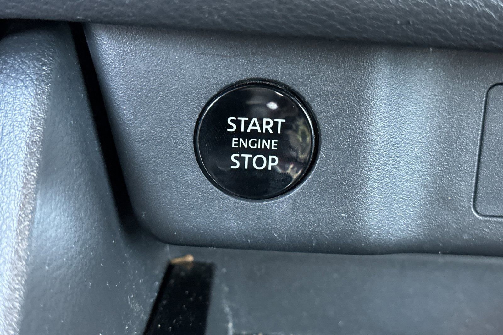 Used 2025 Nissan Rogue SV image 23