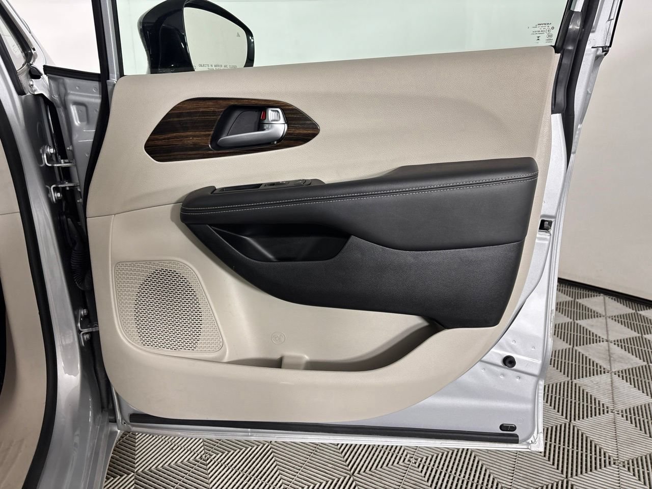 Used 2024 Chrysler Pacifica Limited FWD image 29