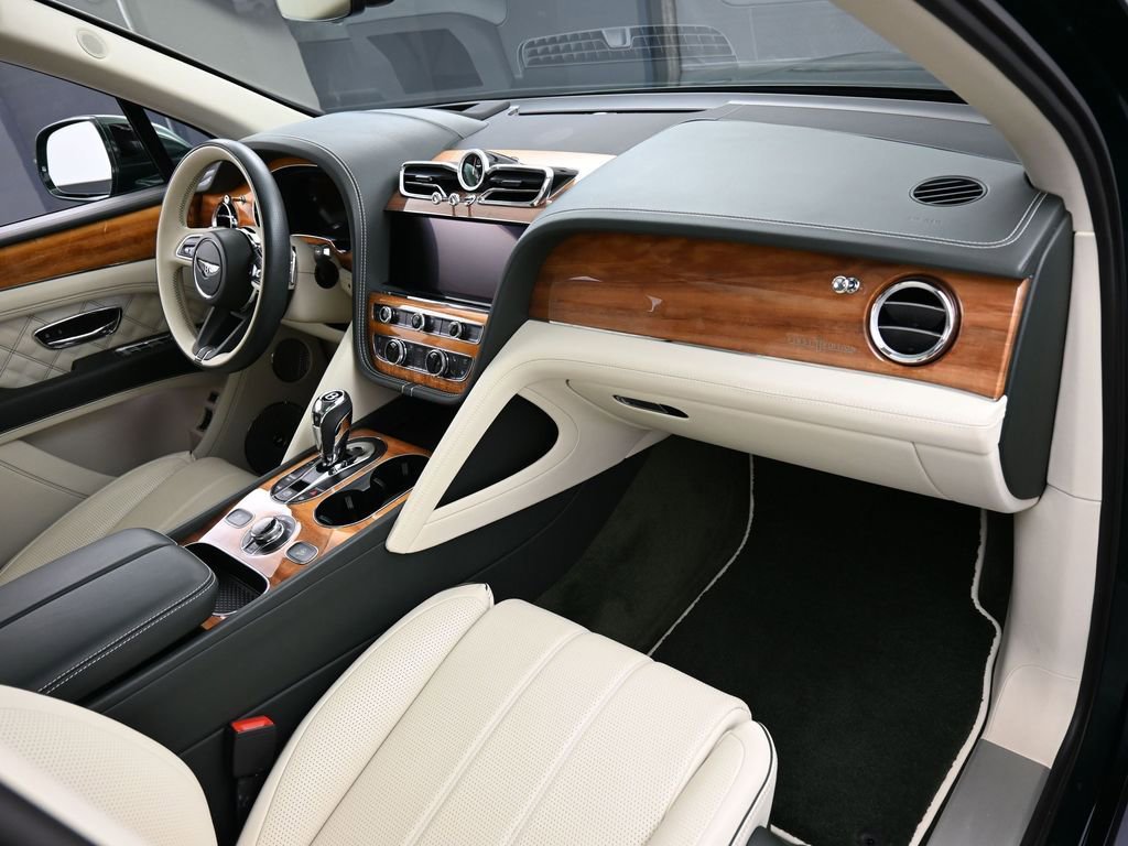 Used 2022 Bentley Bentayga AWD/4WD image 33
