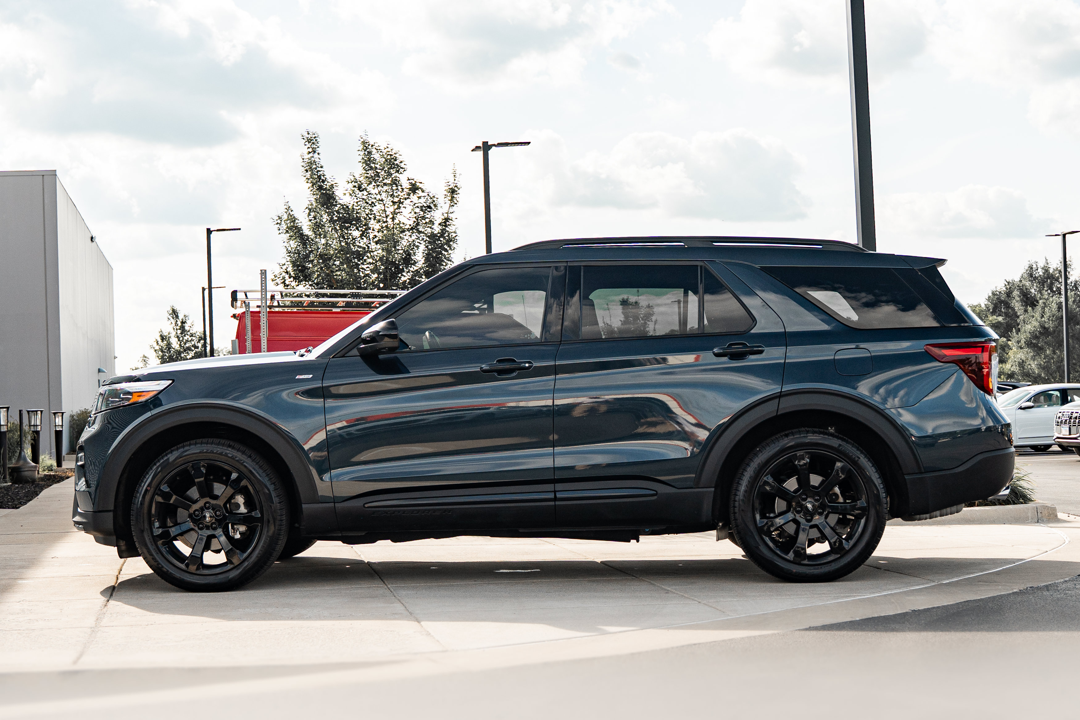 Used 2023 Ford Explorer ST-Line w/ Class IV Trailer Tow Package AWD/4WD image 6