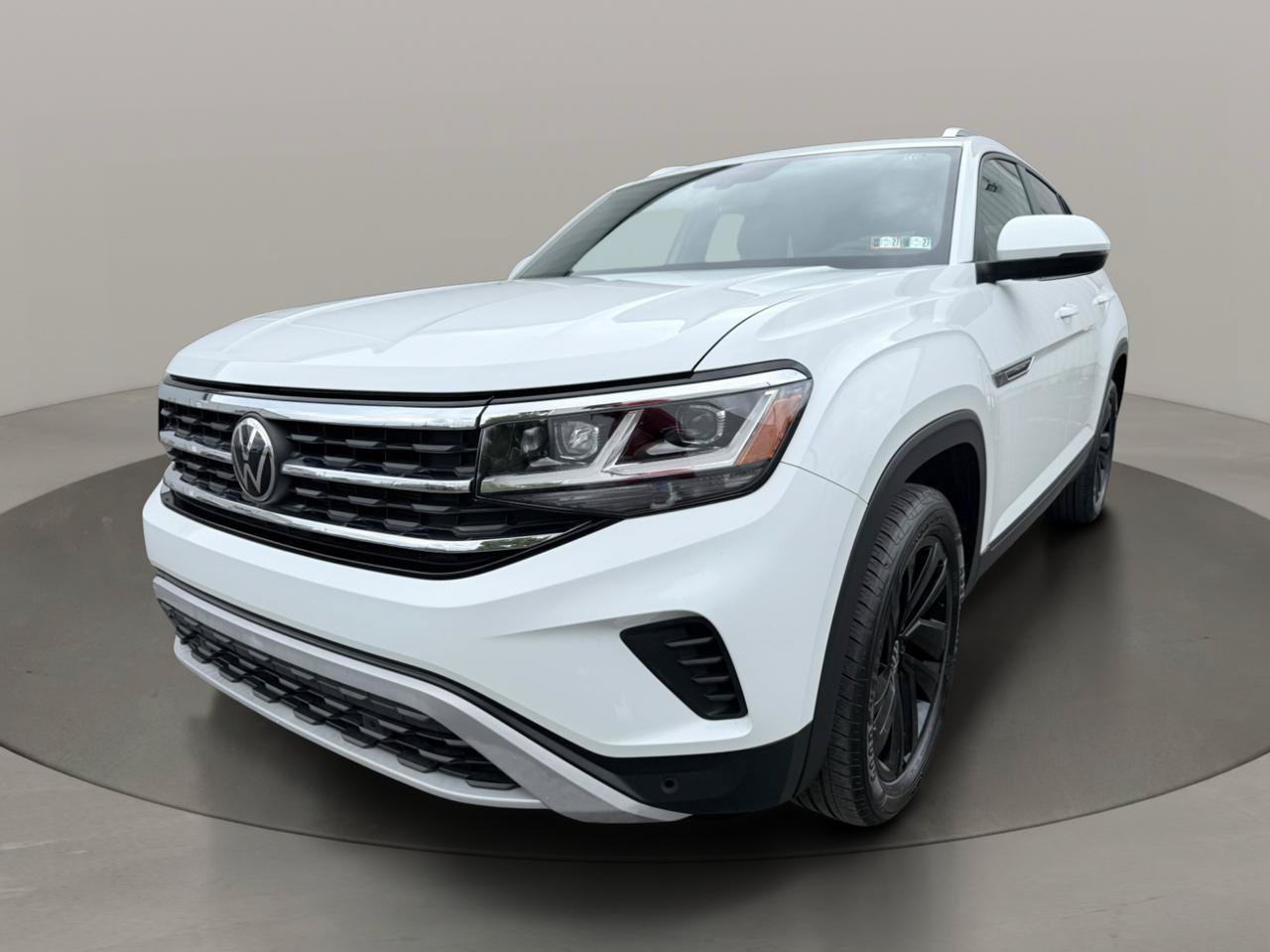 Used 2023 Volkswagen Atlas Cross Sport SE w/ Panoramic Sunroof Package FWD image 2