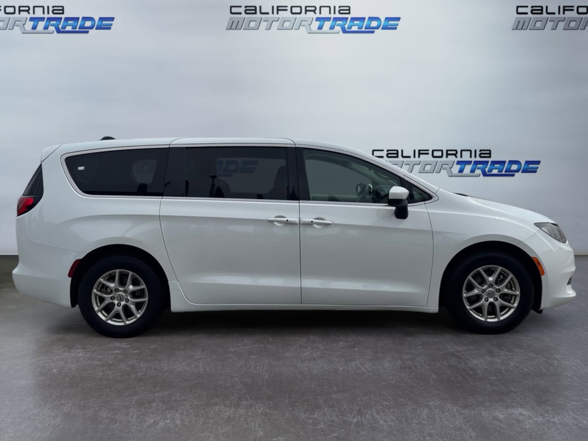 Used 2022 Chrysler Voyager LX FWD image 4