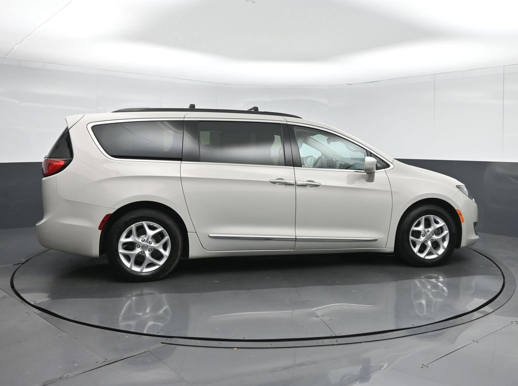 Used 2017 Chrysler Pacifica Touring-L w/ Tire & Wheel Group FWD image 8