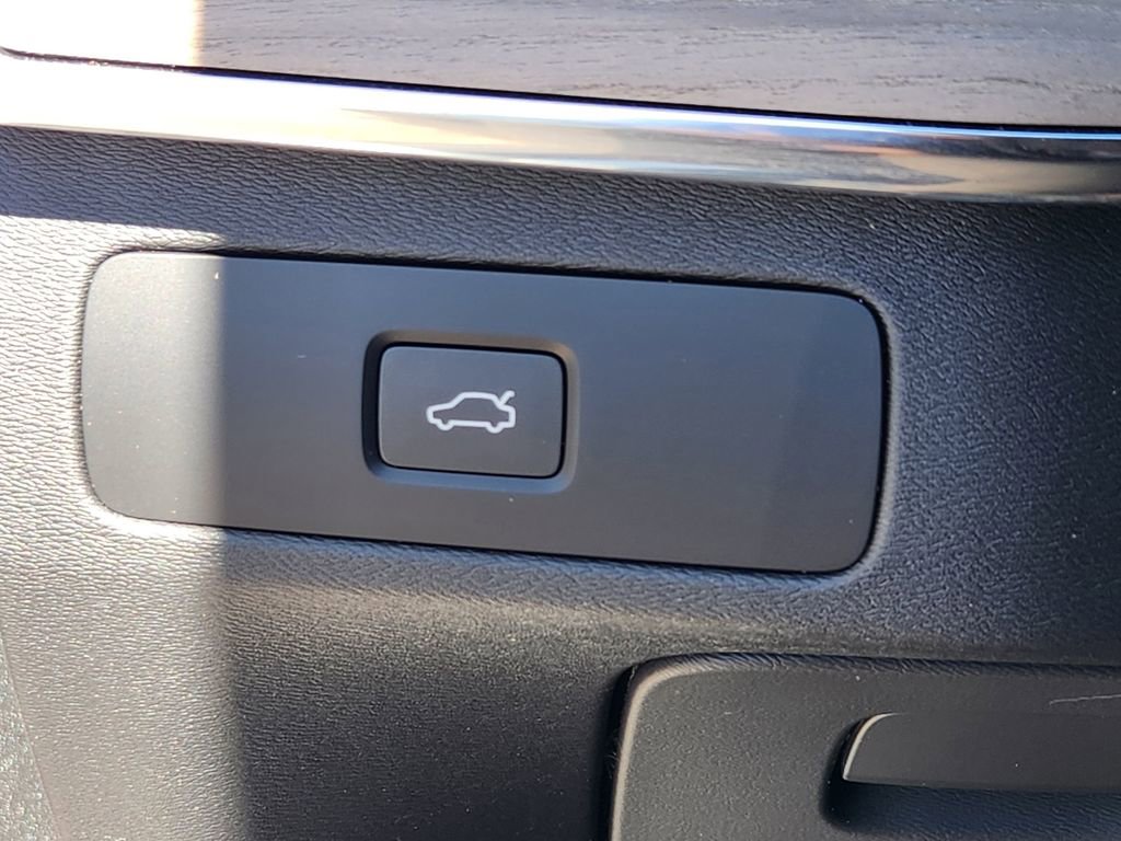 New 2025 Volvo XC90 B6 Core w/ Protection Package Premier image 11