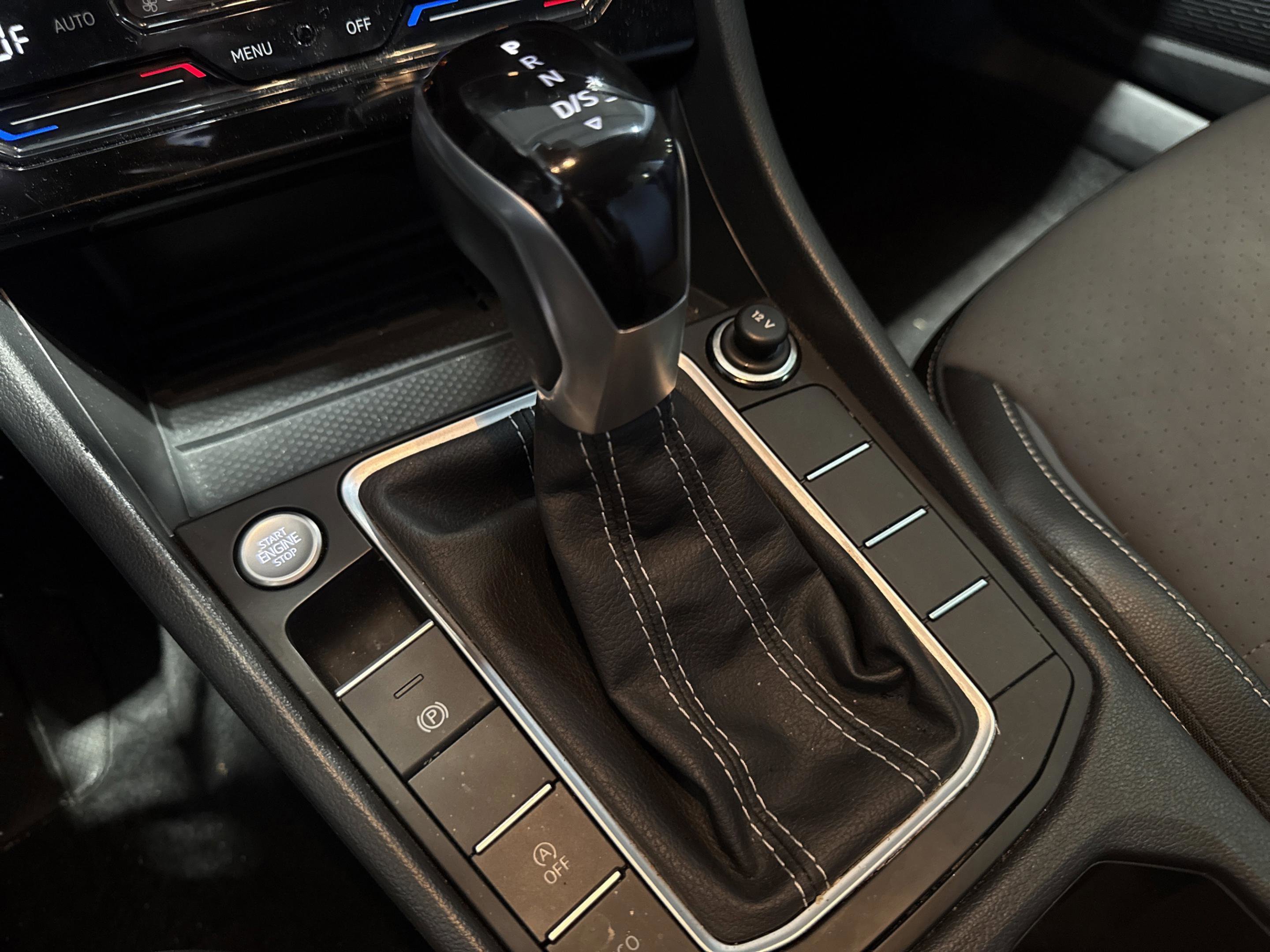 Used 2025 Volkswagen Jetta SE image 30