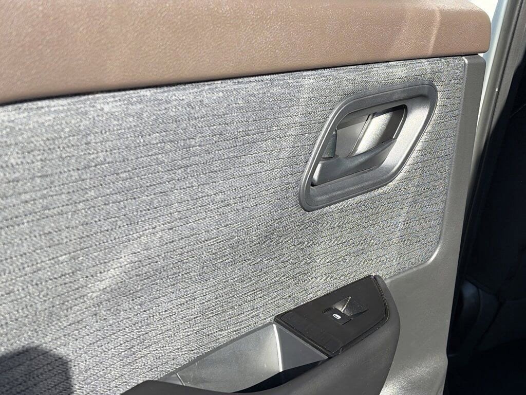 Used 2023 Nissan Rogue S image 26