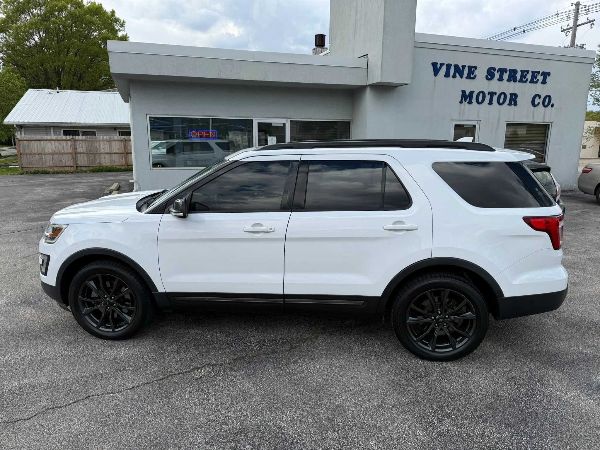 Used 2017 Ford Explorer XLT w/ XLT Technology Feature Bundle AWD/4WD image 1