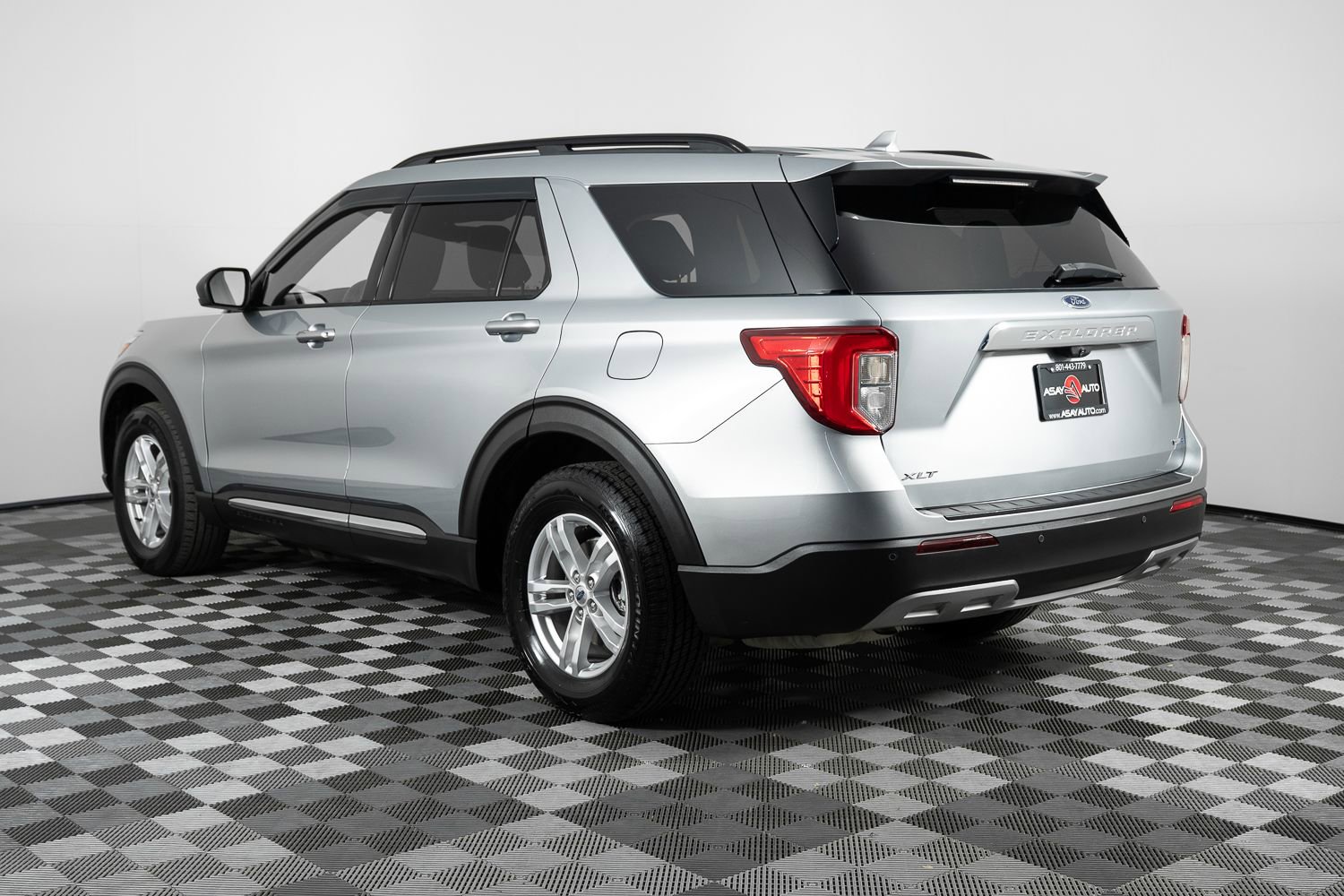 Used 2020 Ford Explorer XLT w/ Equipment Group 202A AWD/4WD image 4