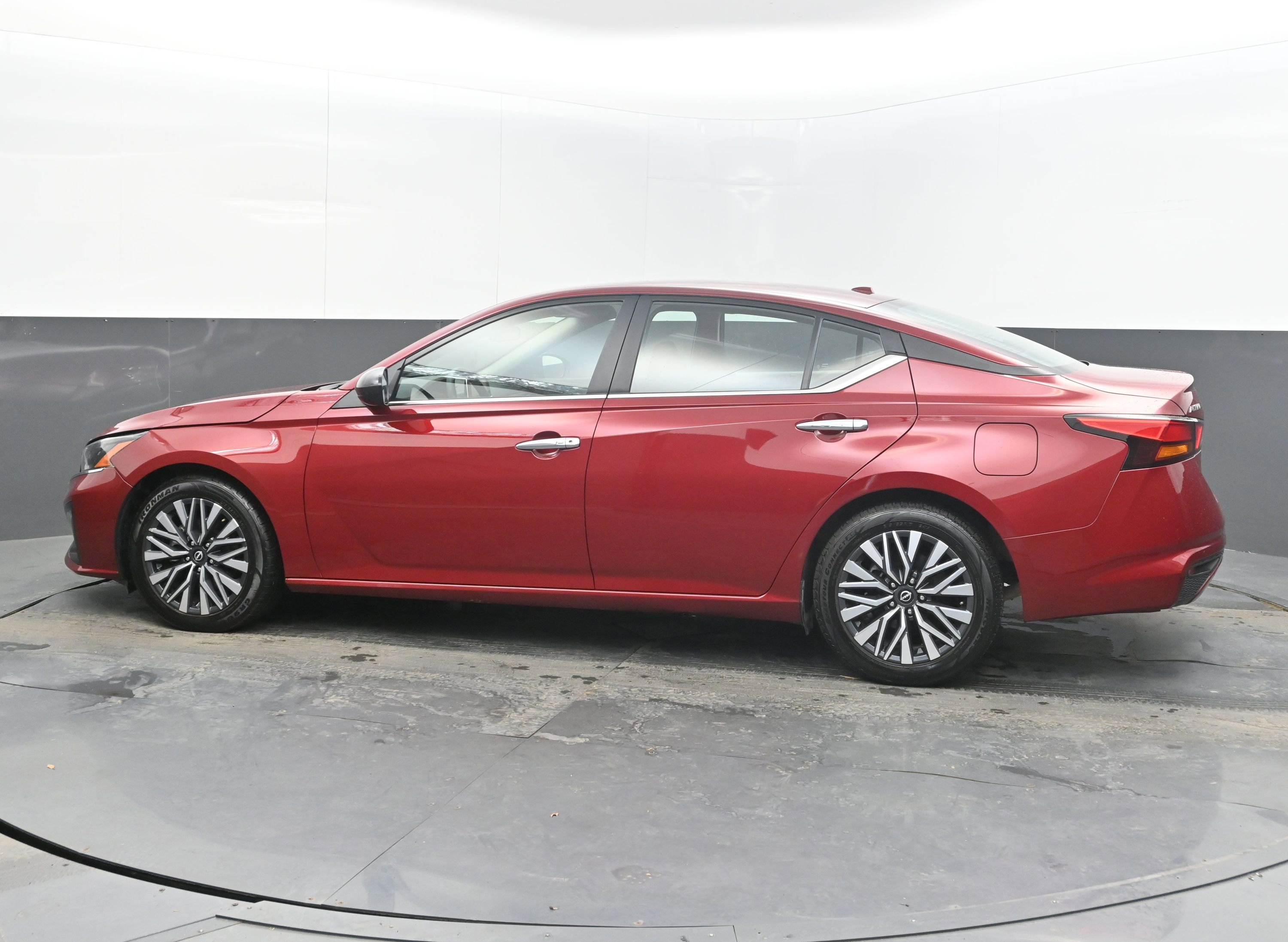 Used 2024 Nissan Altima 2.5 SV image 7