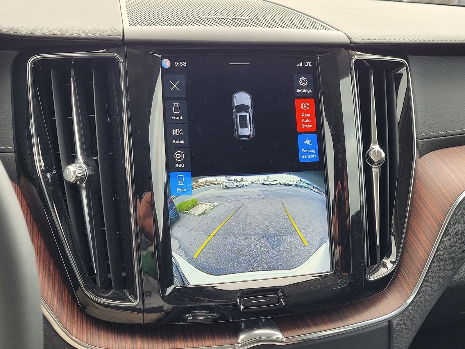 Certified 2023 Volvo XC60 B6 Ultimate w/ Protection Package Premier image 21