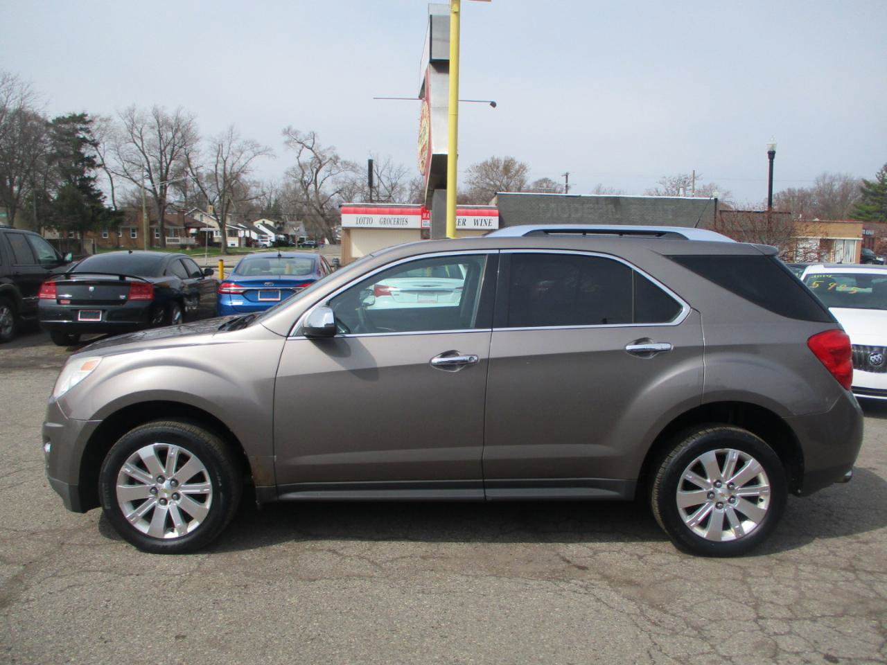 Used 2011 Chevrolet Equinox LT w/ Chrome Appearance Package FWD image 4