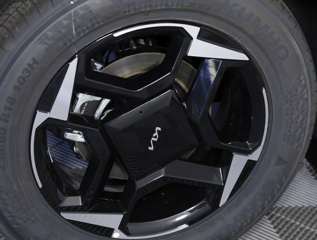 Certified 2026 Kia Sportage EX w/ EX Panorama Roof Package image 7