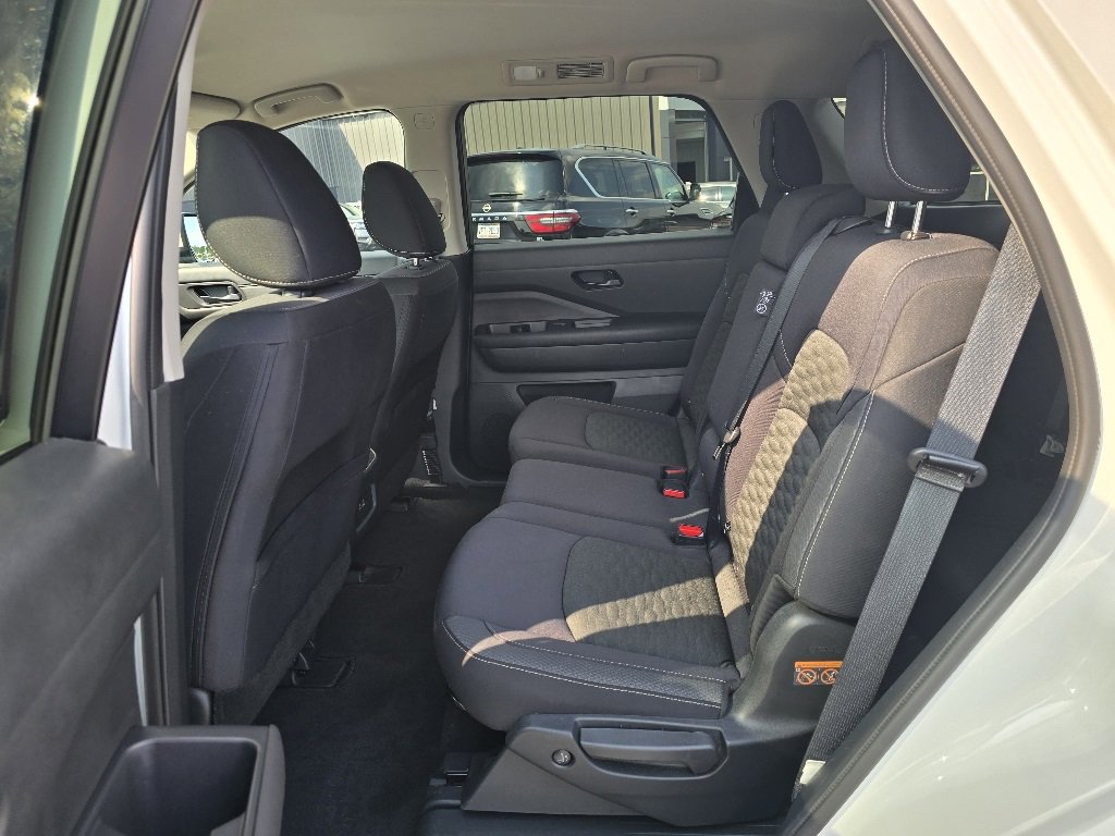 Used 2024 Nissan Pathfinder SV image 11