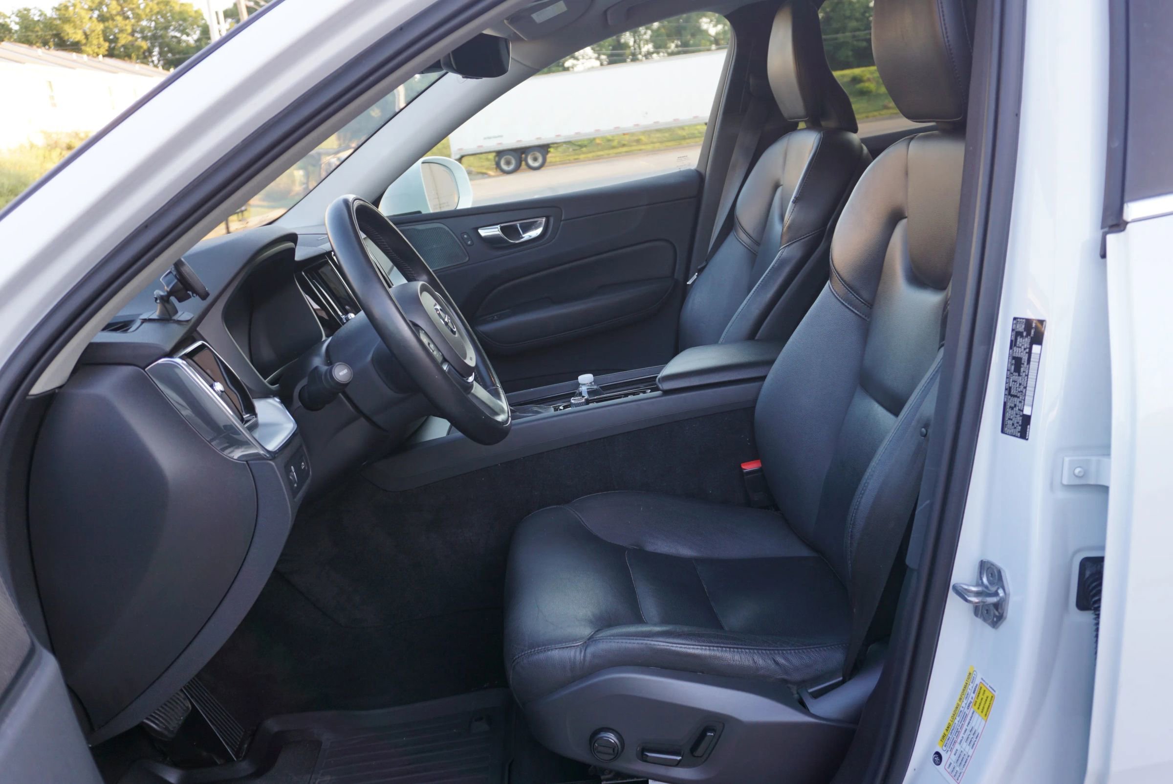 Used 2019 Volvo XC60 T5 Momentum w/ Multimedia Package image 21