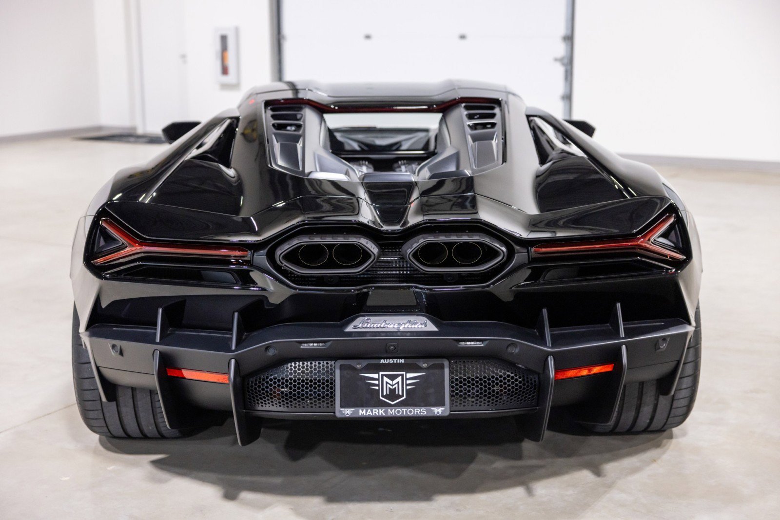 Used 2025 Lamborghini Revuelto image 8