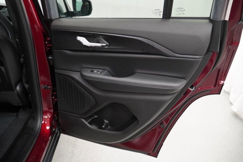 New 2026 Jeep Grand Cherokee Laredo image 32