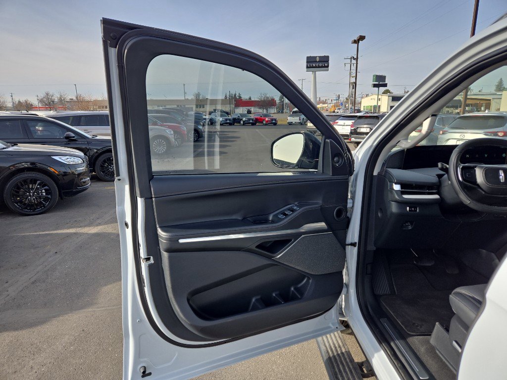 Used 2025 Lincoln Navigator L Reserve image 11