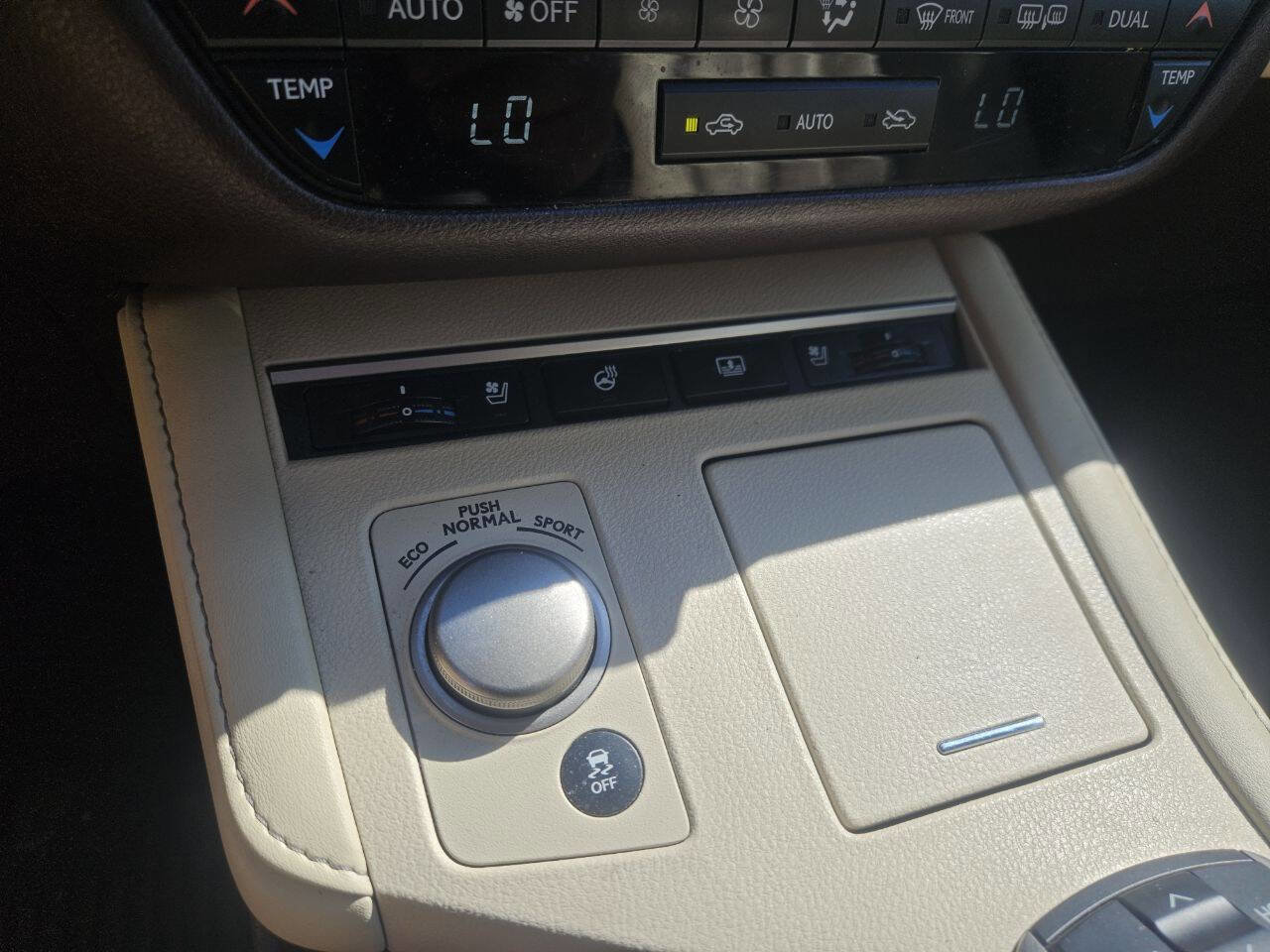 Used 2016 Lexus ES 350 w/ Luxury Package w/Wood Trim image 21