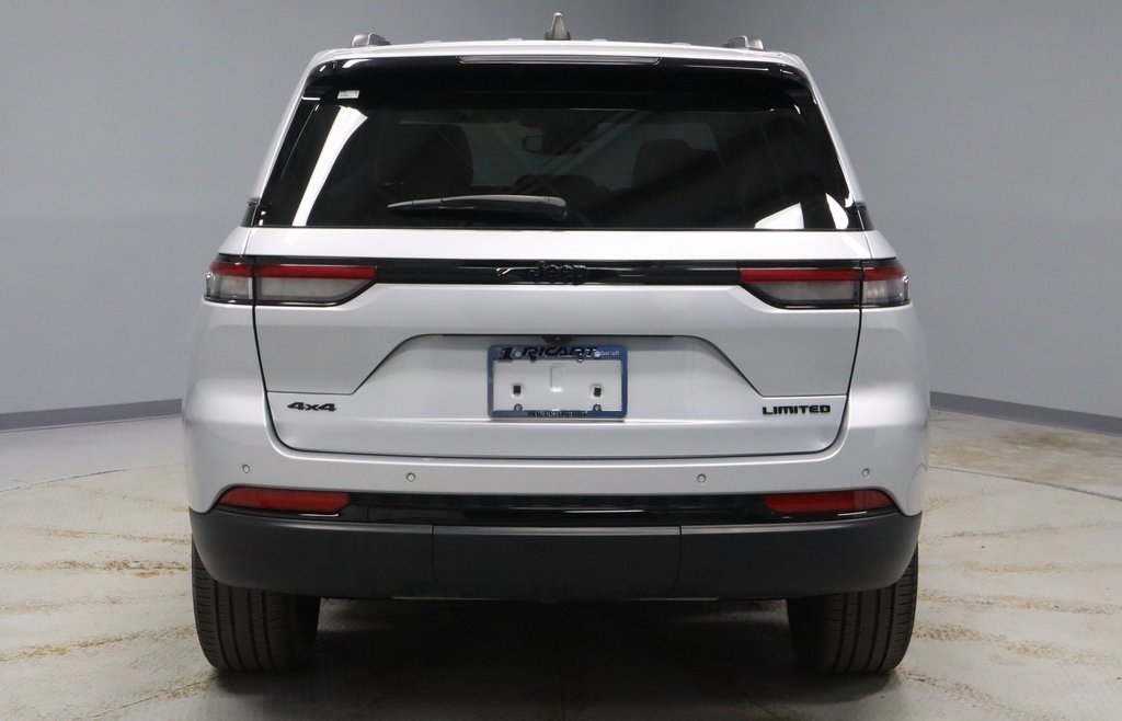 Used 2023 Jeep Grand Cherokee Limited w/ Black Appearance Package image 10