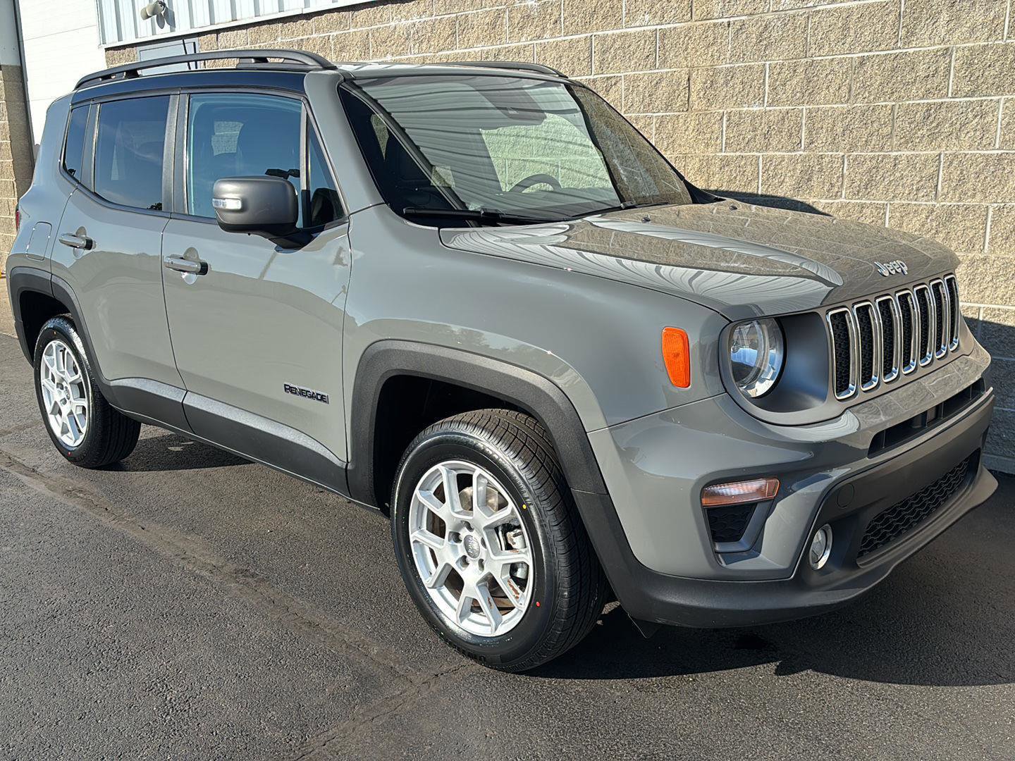 Used 2021 Jeep Renegade Limited image 2