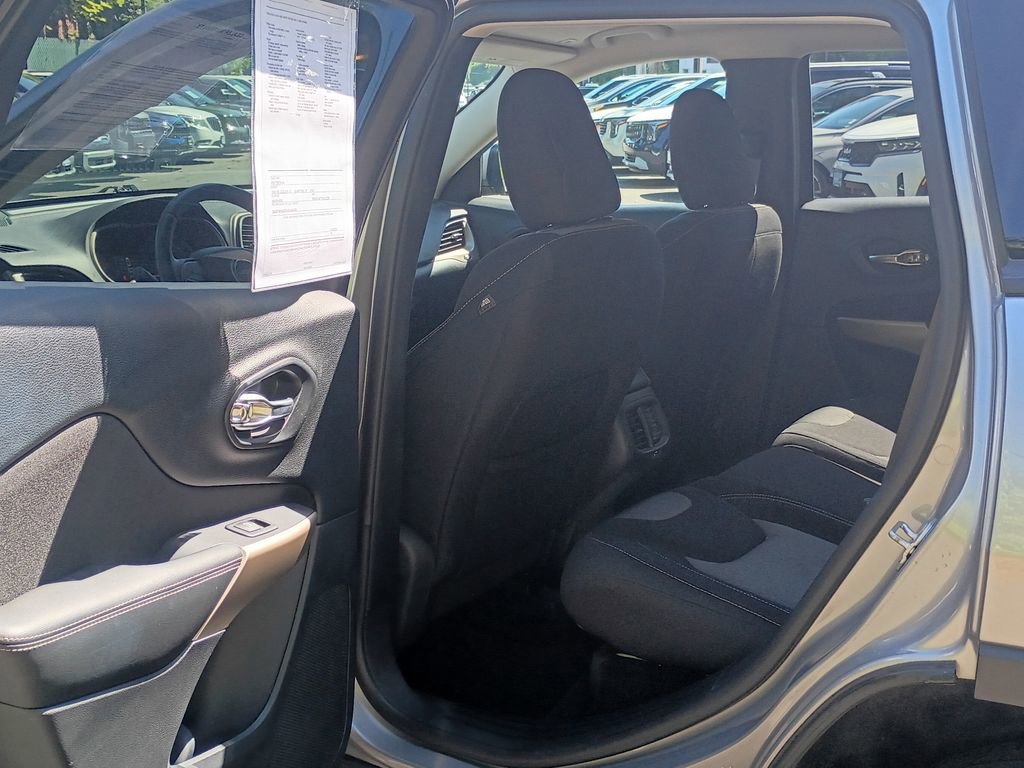 Used 2018 Jeep Cherokee Latitude w/ Altitude Package FWD image 15
