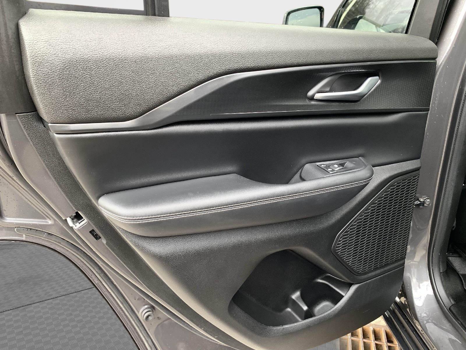 Used 2023 Jeep Grand Cherokee Altitude image 38