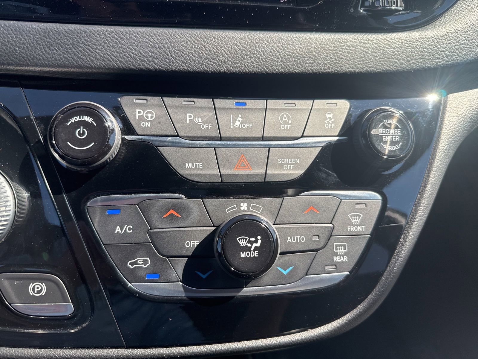 Used 2019 Chrysler Pacifica Touring-L FWD image 14
