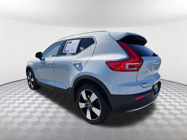 Used 2021 Volvo XC40 T4 Momentum image 7